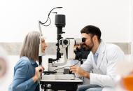 /content/dam/uhc/uhone/health-and-wellness/wide-WomanGettingEyeExam-2194207257.jpg